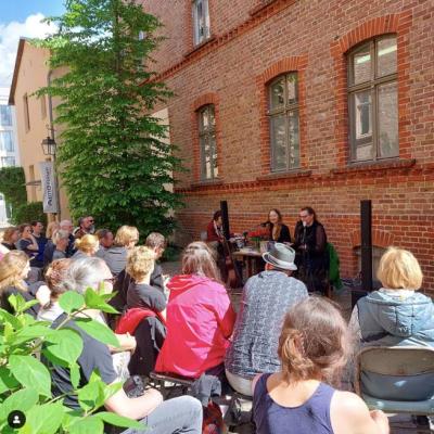Bei der Lesung im Hof